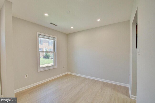 Building Photo - 565 W Diamond Ave