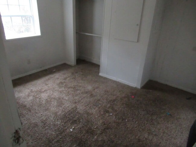 Building Photo - 27 Twin Oak Dr