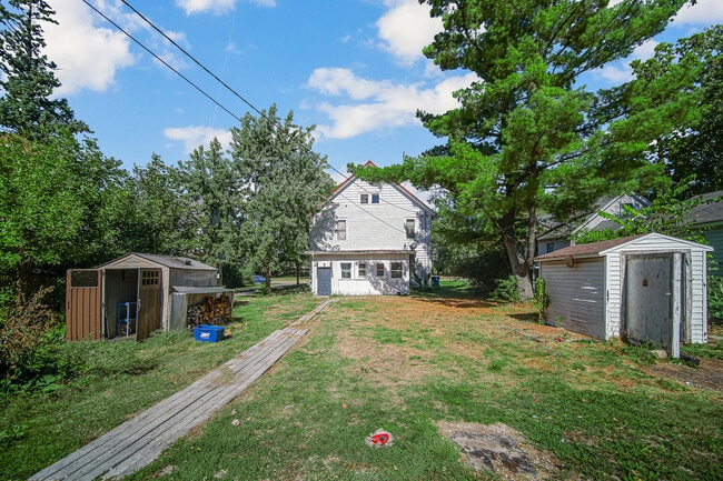 Building Photo - 123 W Waupansie St