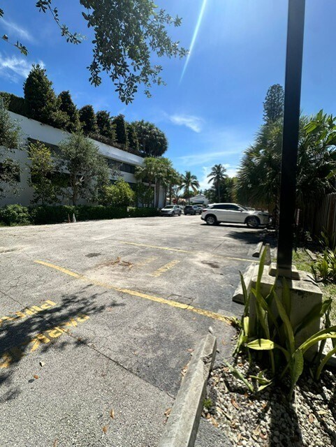 Parking, Free - 9248 Collins Ave