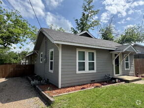 Building Photo - Delightfully, adorable home with huge priv...