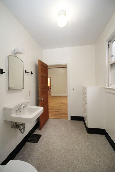 Building Photo - 1820 SW Main St