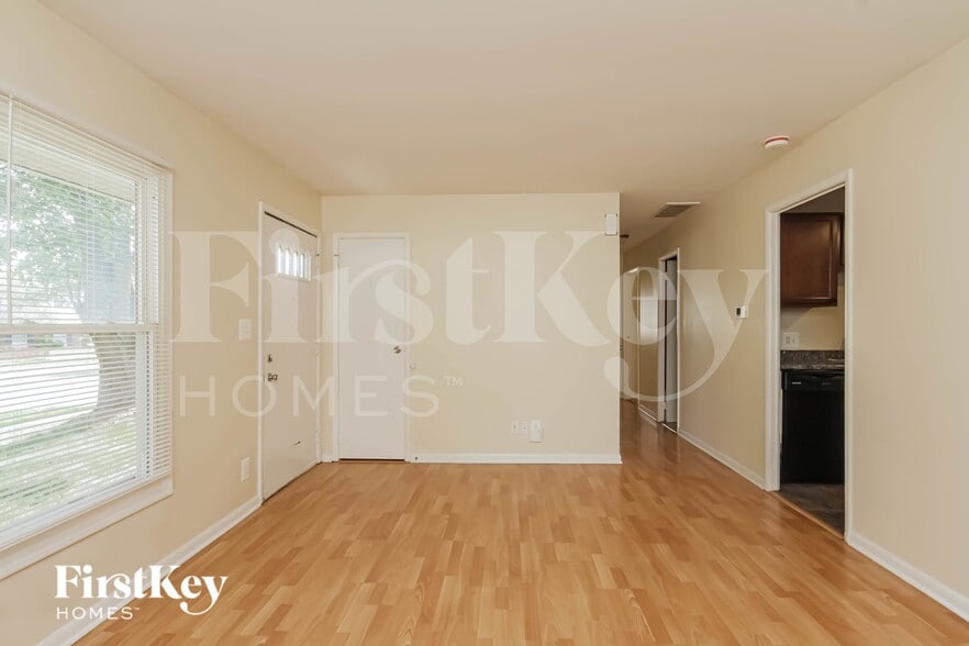 Building Photo - 703 E Streamwood Blvd