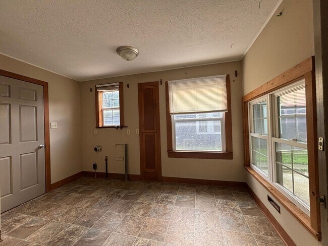Building Photo - Beautiful 3 bedroom 2 bath in the Phelps g...