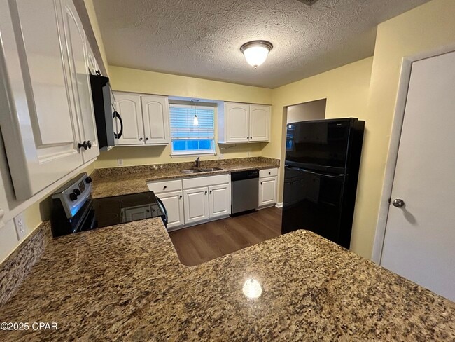 Building Photo - 1005 11th Ct