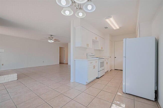Building Photo - 719 Ramada Dr