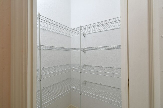 Building Photo - 2 Bedroom with Den and Garage. Over !800 Sq. Ft under air