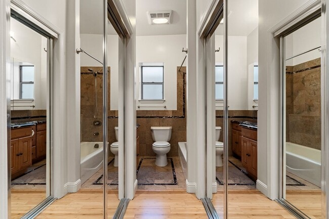 Building Photo - 2 Bed, 2 Bath, 2 Car Parking - Stunning Co...