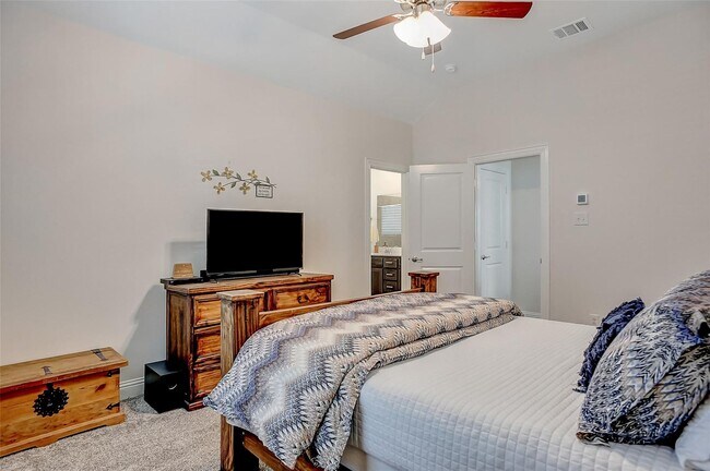 Building Photo - 3 Bed rooms and 2 baths, large master closet. Vinyl garage floor coating is just one of the many ...