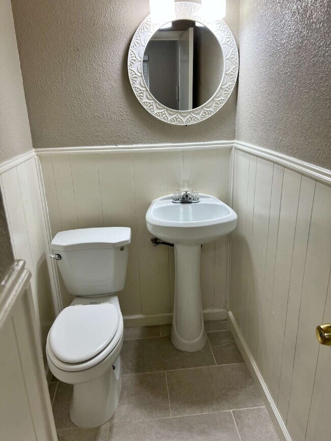 Building Photo - 2730 King Cole Dr