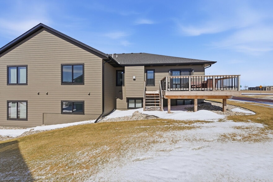 Building Photo - 2701 W Oak Hill Dr