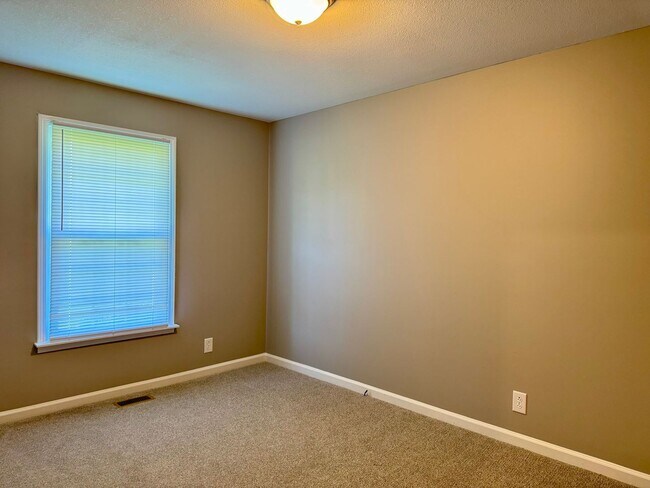 Building Photo - Convenient location! Cute 4 Bed 2 Bath hom...