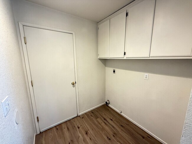 Building Photo - 3 bedroom, 2 bath home