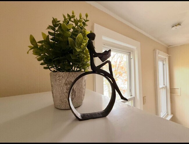 Building Photo - 37 Hotchkiss St