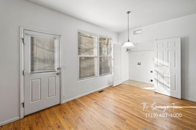 Building Photo - SPACIOUS 3BD/2.5BA TOWNHOME at THE BLUFFS AT SPRING CREEK with A/C **$500 move-in credit with a 1...