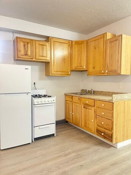 Building Photo - 700 W Ruby Ave