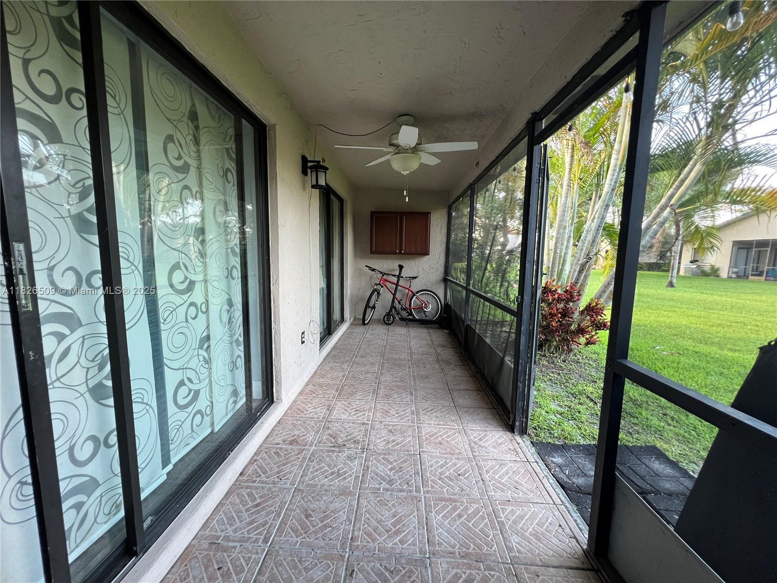 Building Photo - 460 Lakeview Dr