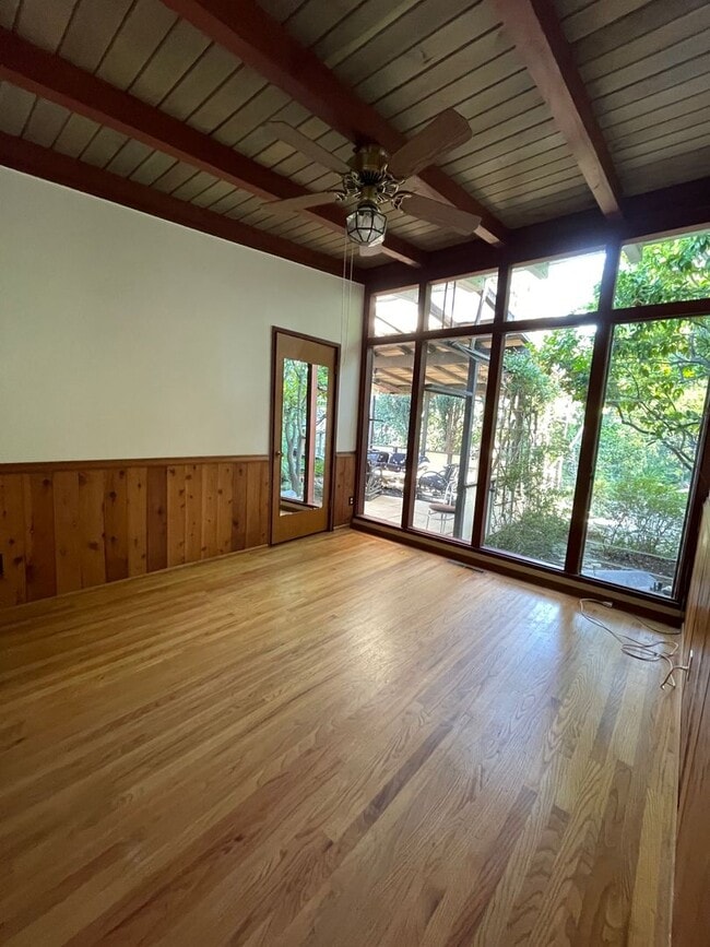 Building Photo - 3 Bedroom, 2 Bath Home On Quiet Street