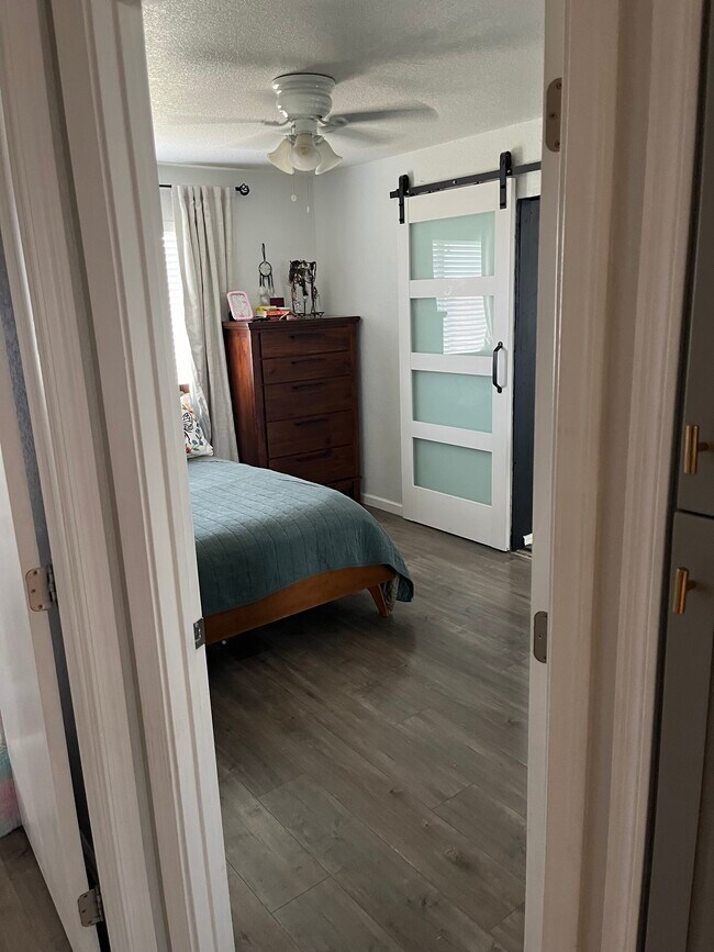 Building Photo - 1506 E Clarendon Ave