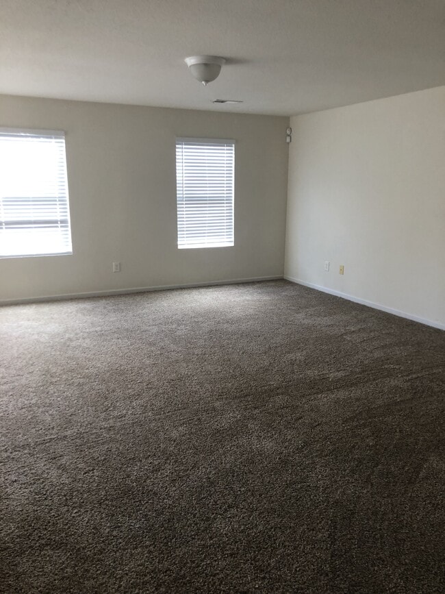 Building Photo - 204 Valleyside Dr NE