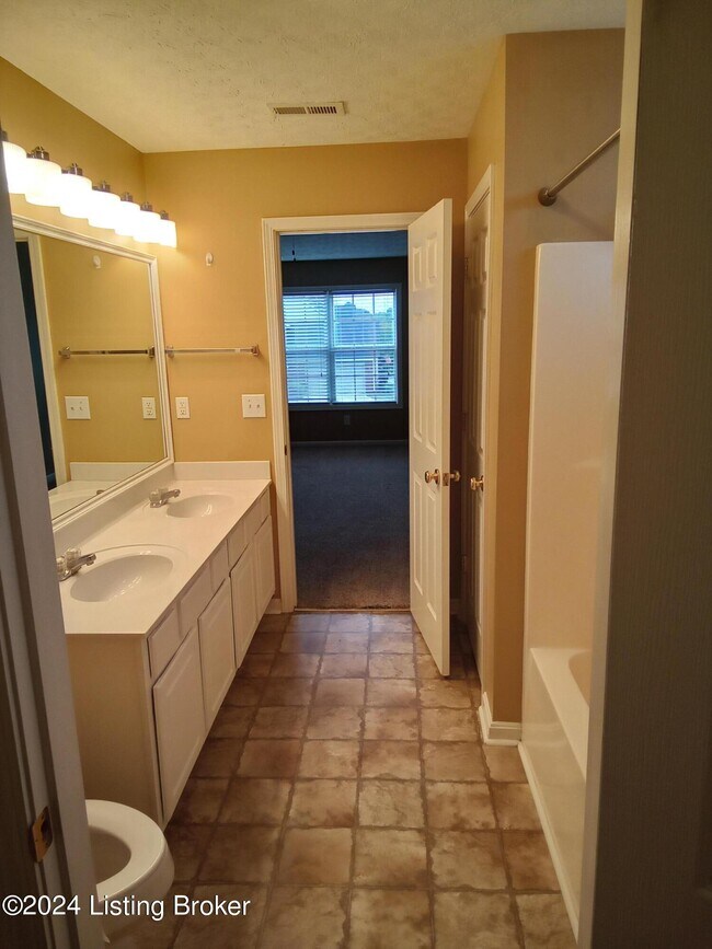 Building Photo - 10143 Spring Gate Dr