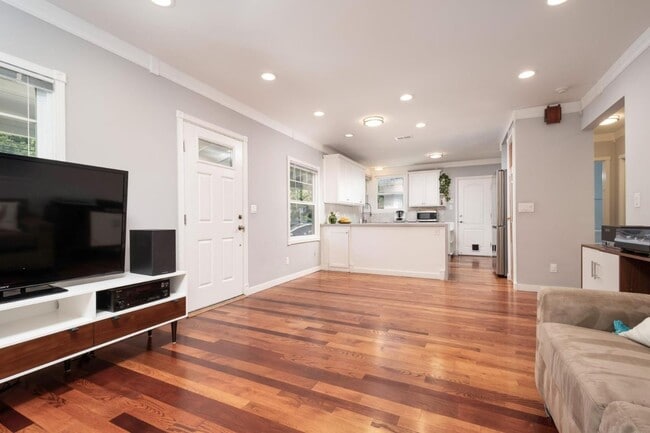 Building Photo - 2667 San Carlos Ave