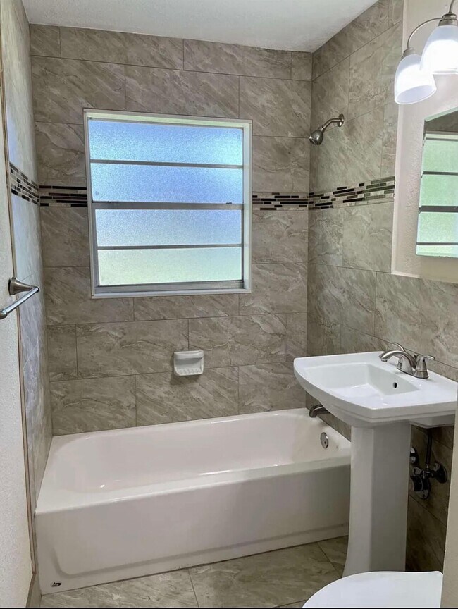 Building Photo - 1604 SE Apache Ave