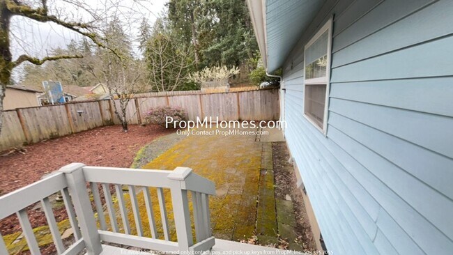 Building Photo - Lake Oswego Two Bedroom Home - New Updated Kitchen Coming Soon!