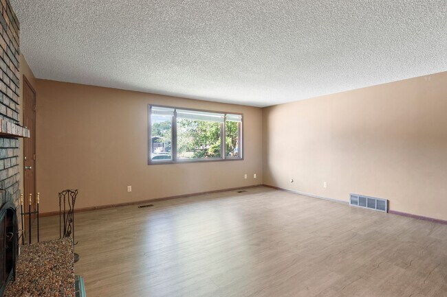 Building Photo - 505 W Ivanhoe Rd