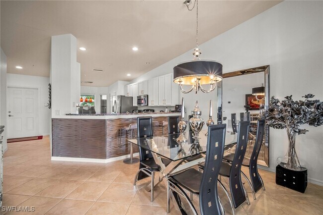 Building Photo - 10020 Siesta Bay Dr