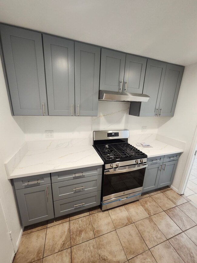 Building Photo - M-Muir Ave (triplex)