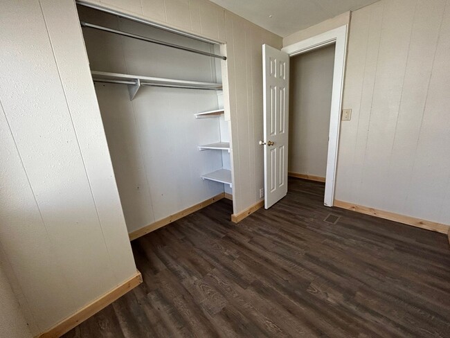 Building Photo - 3 Bed 1.5 Bath Fully Remodeled Mobile Home...