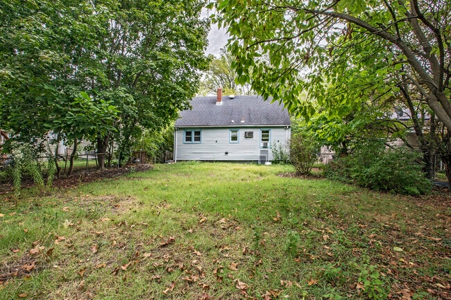 Building Photo - 16 W Linden Ave