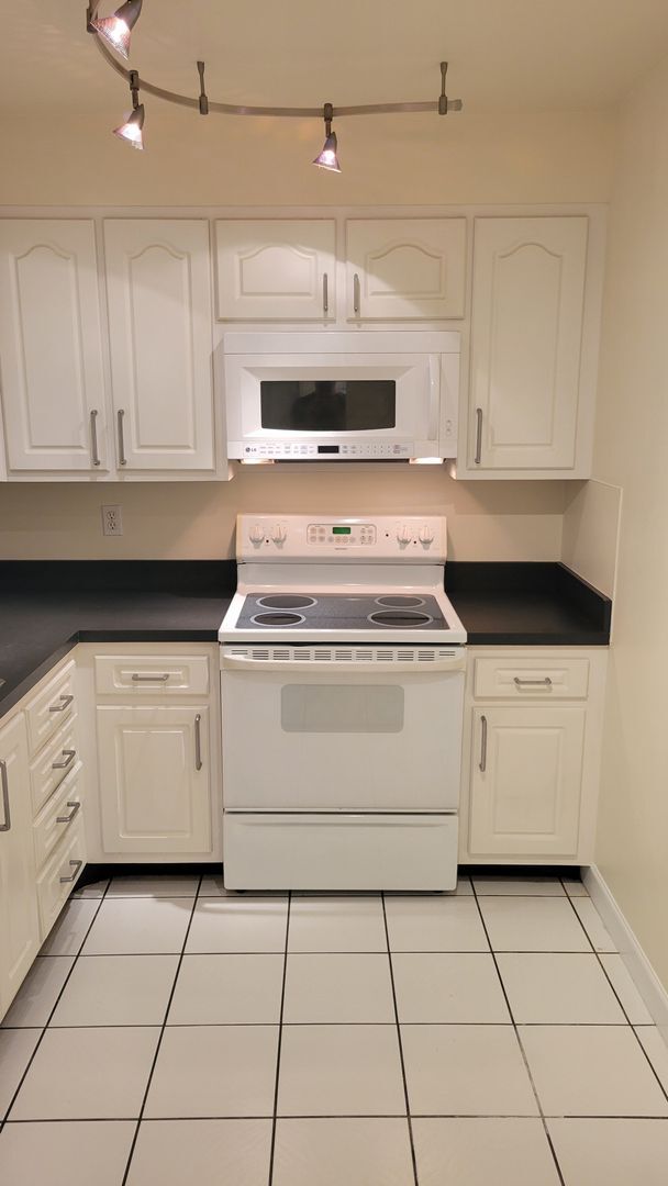 Building Photo - Charming 1BR Condo in Prime Westshore Location – Move-In Ready!