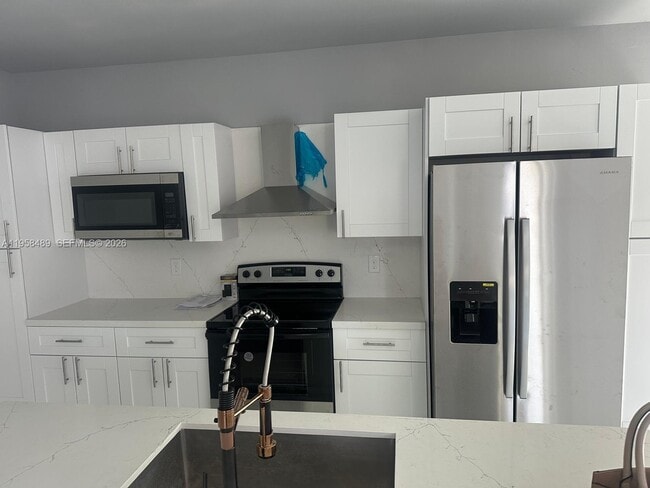 Building Photo - 868 Cervantes St E