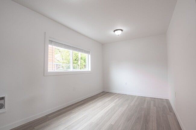 Building Photo - 4847 SE 65th Ave