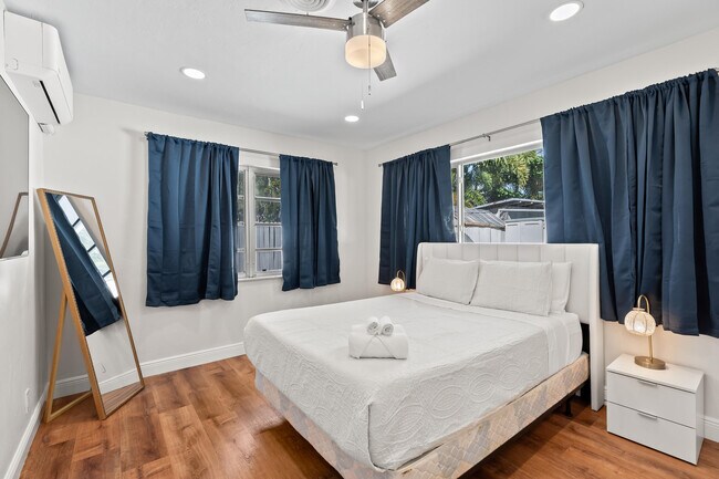 Building Photo - 1761 NE 55th St