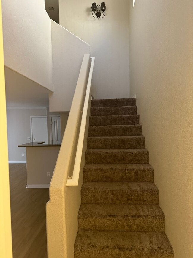 Building Photo - Fantastic 3-bedroom, 2-bathroom townhome  --  1/2 off first month's rent