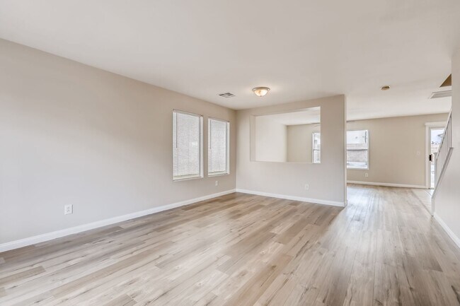 Building Photo - Beautiful 3 bedroom, 2.5 bath 2 story home!