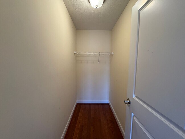 Building Photo - Beautiful Townhome in Spring Oaks!