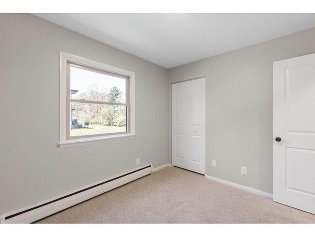 Building Photo - "Modern 2 Bed Apartment in Mounds View - P...