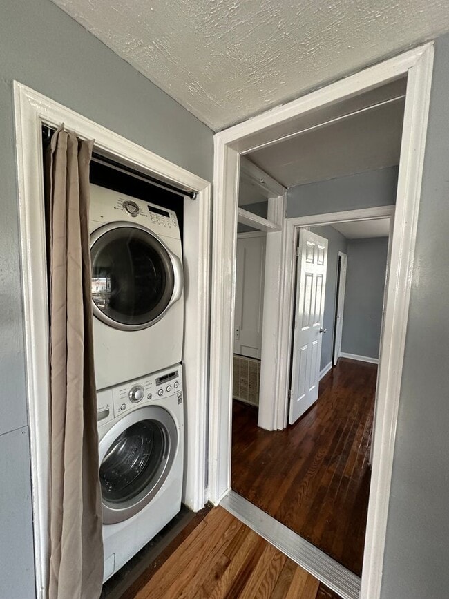 Building Photo - 3 bed 2 bath house on North Side! All electric, Central Air, laundry included, big yard