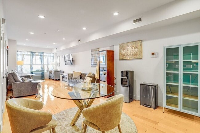 Building Photo - 816 Kennedy St NW