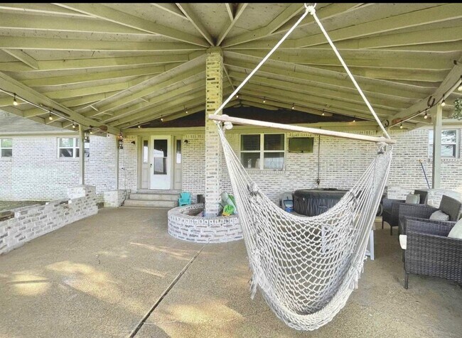 Building Photo - 40 Vandergrift Dr