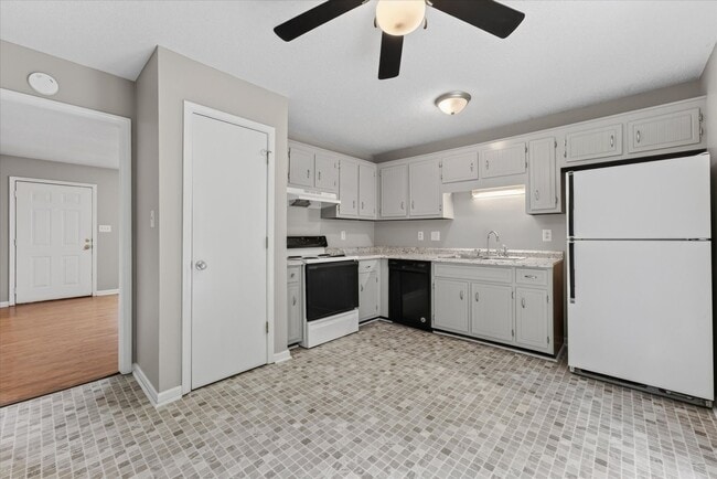 Building Photo - Pet Friendly Three Bedroom!