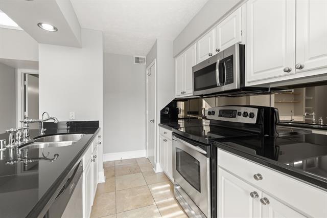 Building Photo - 5928 Sandhurst Ln