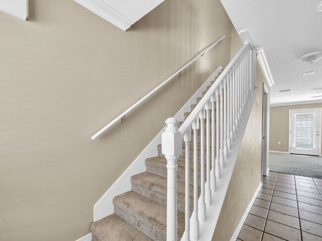 Building Photo - Charming 2-Bedroom Townhouse Retreat on Sc...