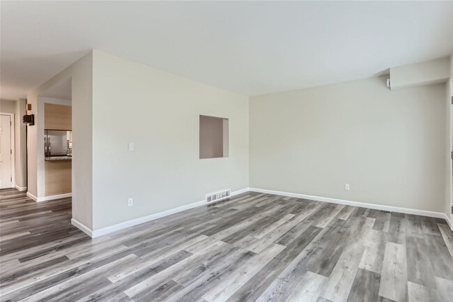 Building Photo - Charming 3 Bedroom 2 Bath Townhome In Aurora!