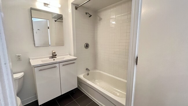 Building Photo - 2 Earhart St