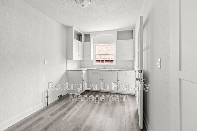 Building Photo - 905 7th St W